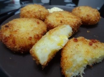 step6: 慢火將薯餅炸至金黃, 轉中火迫出多餘油份便完成. 

----外脆內軟， 充滿芝士香味， Yum Yum！