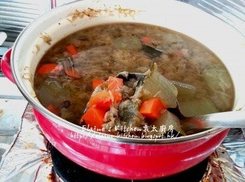 step5: 1小時後加入冰糖拌勻 , 轉用中火煲至冰糖完全溶掉 , 熄火30分鐘即可