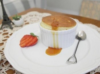 step16: 烤出來的卡士達舒芙蕾~~淋上<span class="group_2">焦糖</span>醬!!!