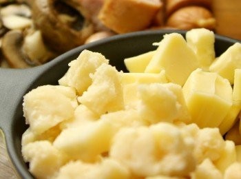 step1: 先把芝士粗略磨碎或切細粒。