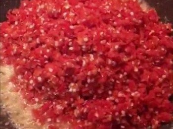 step9: 再放入辣椒拌炒。