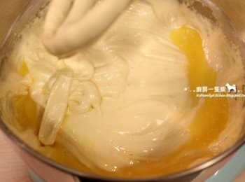 step6: 再倒入步驟①融化的奶油輕輕拌勻。
