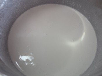 step1: 用一半水份混合所有粉類，直到沒有粉粒為止