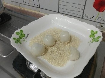 step6: 撈起均勻地粘上芝麻