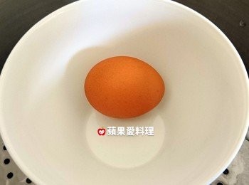 step1: 蒸「水煮蛋」：將生雞蛋置入碗中，放進電鍋，外鍋放1/2杯水蒸煮。電鍋跳起後，燜5分鐘，水煮蛋完成。