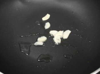 step2: 將蒜頭切片並且拍扁~~ 鍋內放入油和蒜片用小火慢慢地炒!!