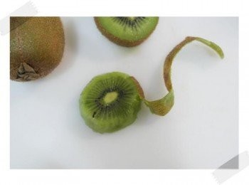 step2: 以圓形的方式將果皮和果肉分離~ 留下一點點的皮!!!