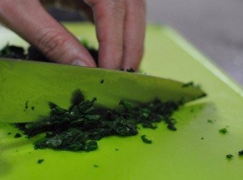 step3: 榨乾水份後切碎