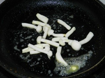 step2: 用奶油起一油鍋，先下白精靈快炒