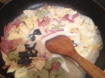 step3: 康寶濃湯依比例調好濕料，倒入鍋中，因為蠻鹹的所以在家一些鮮奶中和鹹度