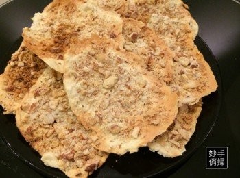 step4: 熱平底鍋之後把堅果餅乾先放上平底鍋,放置邊邊稍微有點變金黃色的時候在轉移陣地移進預熱好的小烤箱內烤個五分鐘左右...這裡的重點是因為,小烤箱上下燈管的溫度熱效能不平均容易造成餅乾上面太焦下面還沒熟的狀況,所以稍微先用平底鍋煎至底部為金黃色,然後在放入烤箱內烤至金黃就完成了,如果家裡有大烤箱的就可以省略平底鍋的步驟直接放烤箱下層即可...
