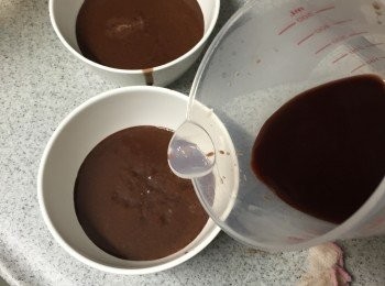 step6: 焗杯中平均倒入麵糊和<span class="group_2">餡料</span>。