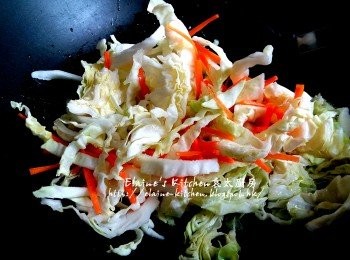 step8: 燒紅鑊 , 將椰菜絲及甘旬條落鑊炒香 , 加少許鹽及水拌勻