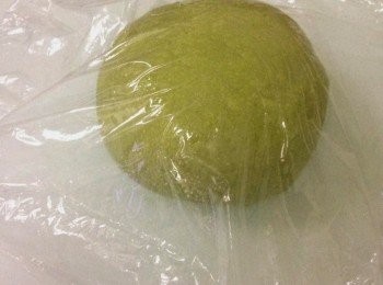 step5: 在工作台上灑些高筋粉，將麵包拿出接壓排氣， 然後將麵團滾圓收口向下, 蓋上保鮮紙靜待10分鐘。同時，將餡料的回到室溫變軟的牛油和練奶混合備用。