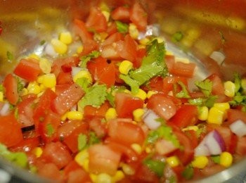 step3: 下洋蔥，紅辣椒及芫茜。最後下青檸汁拌勻即成！可待十分鐘後才享用