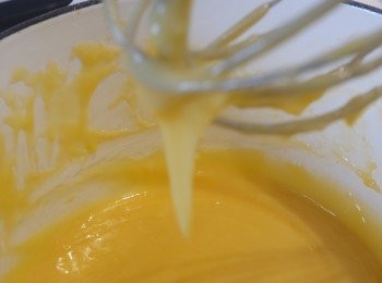 step4: 小火加熱至濃結，用打蛋器不停攪拌,加熱到<span class="group_1">卡士達餡</span>用打蛋器拉起時會滑順的落下