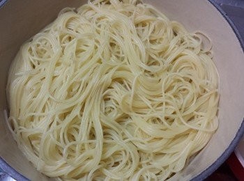 step2: 將天使麵放入滾水中煮2分鐘，盛起備用。