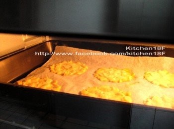 step8: 【烤】烤箱預熱10分鐘，烤盤置於上層，(上火)(下火)各150度，低溫烘烤約18-20分鐘。(建議13分鐘後，待在烤箱旁，依瓦片上色情況，適時調高/調低烤溫)