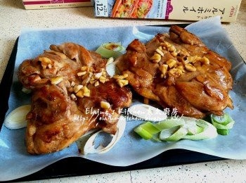 step8: 淋上煎<a href="https://bit.ly/2ZxapeY" target="_blank" data-keyword="雞扒" class="guide-link"><strong>雞扒</strong></a> <span style="display:inline-block;vertical-align:middle;margin-top:-3px;color:initial;border-radius:3px;padding:2px 3px;font-size:12px;line-height:14px;background:#87d300;color:#fff;">即買</span> 的油及醃<a href="https://bit.ly/2ZxapeY" target="_blank" data-keyword="雞扒" class="guide-link"><strong>雞扒</strong></a> <span style="display:inline-block;vertical-align:middle;margin-top:-3px;color:initial;border-radius:3px;padding:2px 3px;font-size:12px;line-height:14px;background:#87d300;color:#fff;">即買</span> 的一半份量蒜粒 , 蓋上錫紙