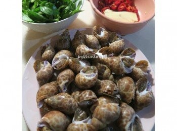 step2: 薑片辣椒九層塔備用