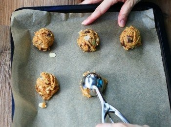 step6: 以冰淇淋杓挖取適當份量至烤盤上