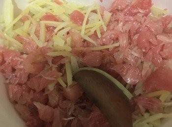 step6: 將浸柚子皮的水倒去，柚皮絲及 100 ml 新鮮清水倒入小鍋中，加熱煲滾，改為小火熬煮約 10 分鐘直至柚皮變軟，加入 30g砂糖，繼續煮 10 分鐘至果皮變透明及水乾，試試還有沒有苦澀味