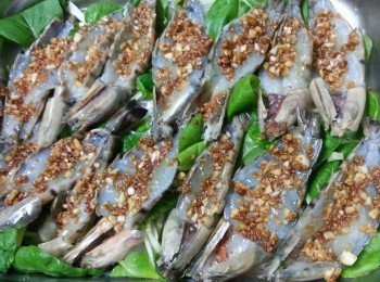 step5: 先放粉絲於底部,再將蝦排上,調味料平均舖上蝦上,(圖中的菜是因為家中有幾條白菜仔,所以放入一齊蒸,可以不加菜)用大火蒸5分鍾即可