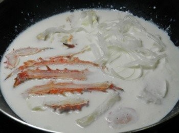 step6: 將帝王蟹與寬粉都放入，煮開就可以開動囉!!!