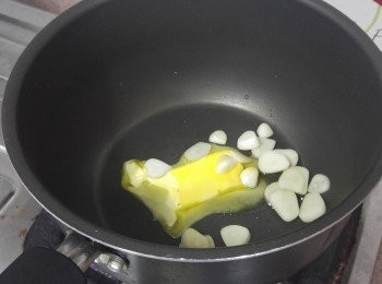 step1: 青口解凍， 徹底清洗乾淨（用牙刷刷去殼的污垢）， 瀝乾備用
