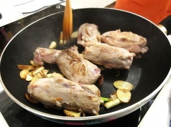 step3: 熱鍋下麻油，先爆香薑、蒜，再放入豬膠原腱肉，翻炒約5分鐘，將豬肉油脂逼出。