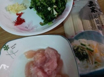 step1: 準備材料 雞柳 ( 切絲 - 用米酒湯匙 , 鹽半茶匙醃10分鐘 )