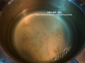 step6: 約4小時就可以把蛤蜊取出清洗乾淨備用。這是蛤蜊取出後的水