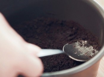 step1: 先將牛油溶成液態狀後倒入Oreo餅粉混合在蛋糕模底部，用匙羹掃平並壓實, 放入雪櫃雪15分鐘, 待餅底成型後取出