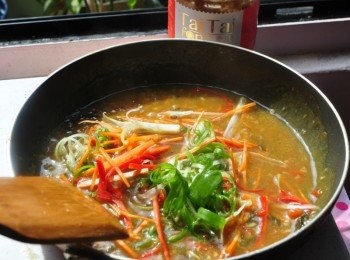 step8: 煮至略微芶芡狀時，放入青蔥絲、紅辣椒絲與紅蘿蔔絲拌幾下即可