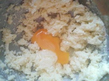 step2: 加入3顆蛋 ，逐一加入拌勻