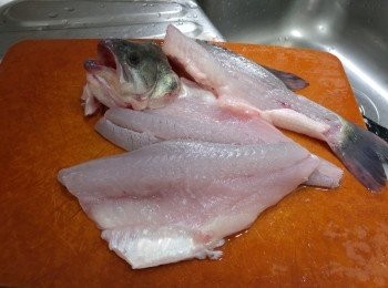 step1: 鱸魚一條請魚販代為起肉成魚扒, 洗淨抹乾