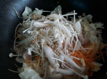 step6: 把二種菇類都同時加入拌炒