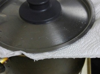 step2: 石膏粉，生粉加四分之一碗凍水开均放入大碗中，一次過快速倒入熱豆漿。不要移動，蓋上包厨房纸或毛巾的蓋(防止倒汗水)