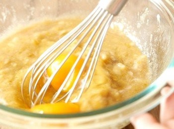 step2: 加入雞蛋，以手動打蛋器拌勻。