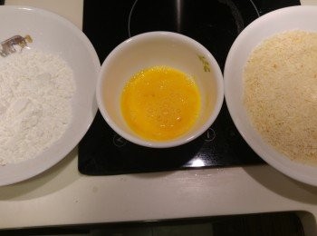 step2: 將粟粉,麵包糠和蛋液分開放好。