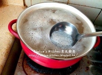step2: 先用中火煮滾 , 滾段除去面上泡沫後拌一拌勻