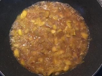 step8: 接著下南瓜、鹽、胡椒粉、糖拌炒，加入所有的蝦高湯煮滾，再加入足量淹過南瓜的水量，即可關火。