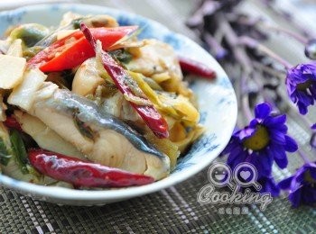 step7: 新鮮美味的鱘魚肉與層層辣味拌炒，口感一極棒喔!