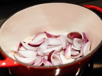 step2: 熱鍋後下油，下蒜蓉及洋蔥，先炒3分鐘