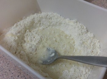 step4: 將天富羅炸粉加適量水份調勻（比例請按個別包裝上的指示）