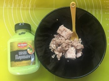 step2: 將Wasbi沙律醬同吞拿魚撈混。
我用呢隻Wasabi沙律醬，好好味！