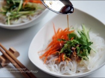 step4: 取出冷藏後的蒟蒻春雨，於上方加入其他<span class="group_1">食材</span>，淋上醬汁即完成。