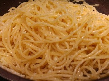 step9: 爆香蒜蓉牛油再將意粉回鑊炒勻即可。