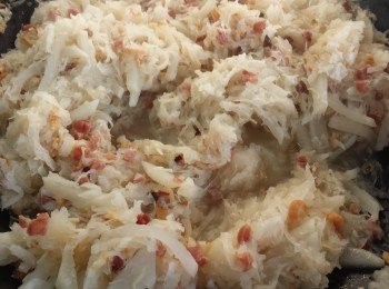 step5: 將粘米粉與鷹粟粉拌勻後，慢慢加入蘿蔔絲中拌勻成槳糊狀，在盆中掃油後，將蘿蔔糊倒入盆中，再在糕面灑上少許臘味。