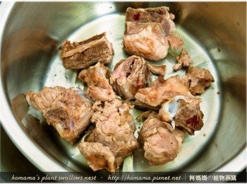 step4: 將已川燙至微熟的排骨塊，放入至電鍋的內鍋中。